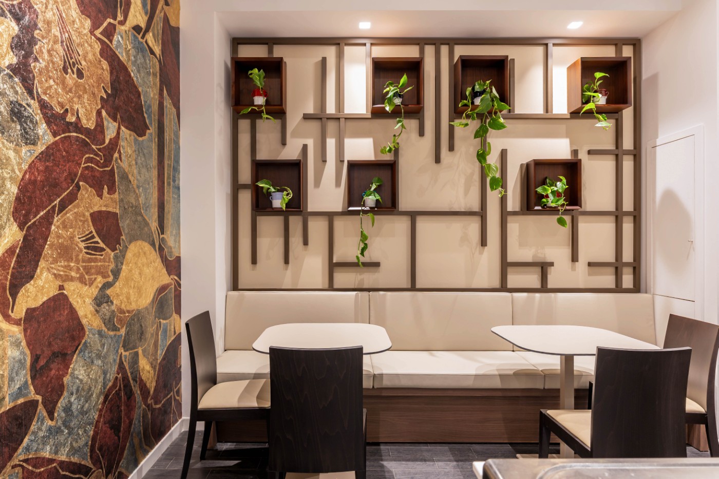 Zona tavoli del bistrot con parete a mensole