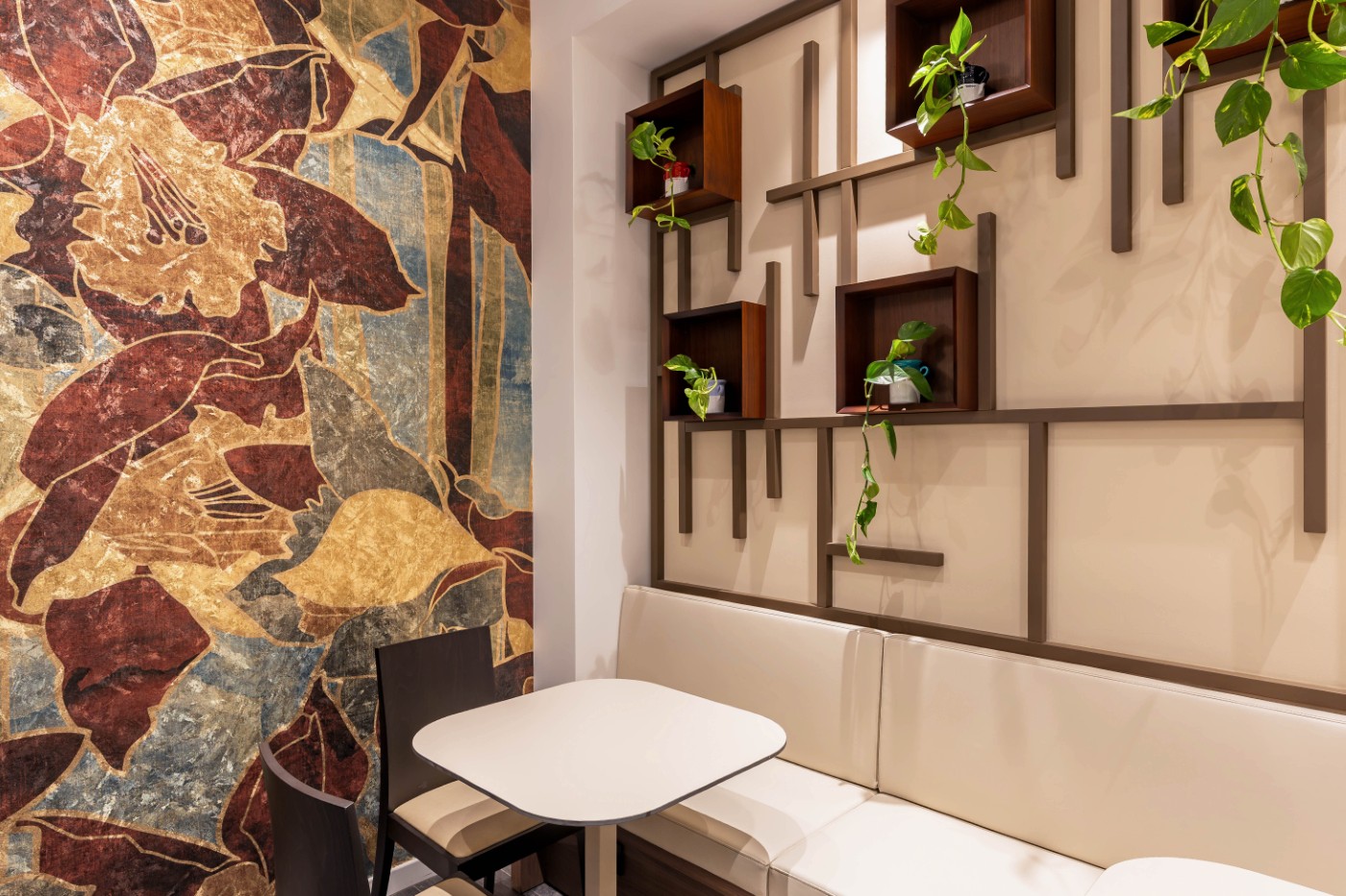 Angolo sala con tavolino, parete decorata e mensole