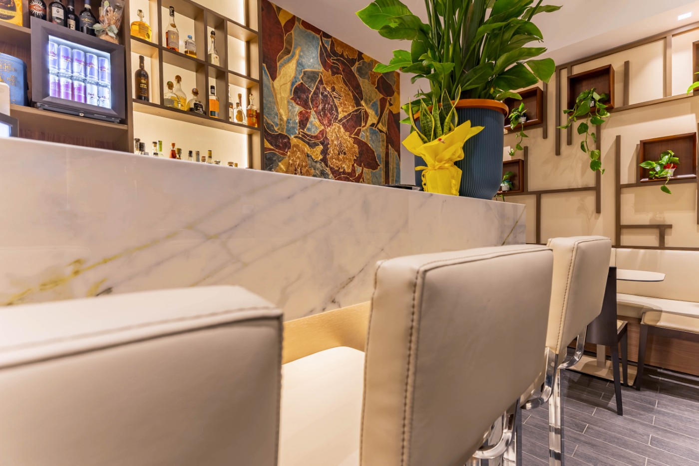 Bancone bistrot con sgabelli e dettagli in marmo