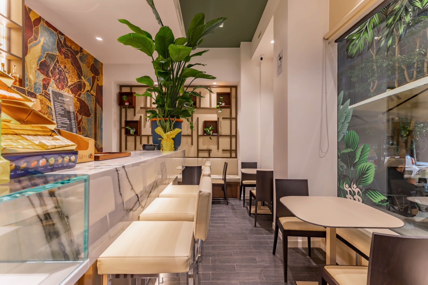 Interno del bistrot con bancone lungo e area tavoli