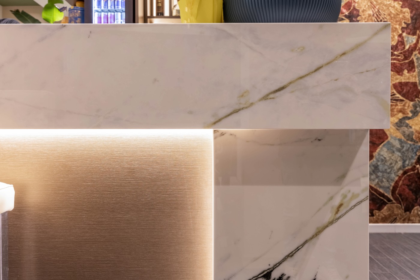 Dettaglio del bancone in marmo con inserti luminosi