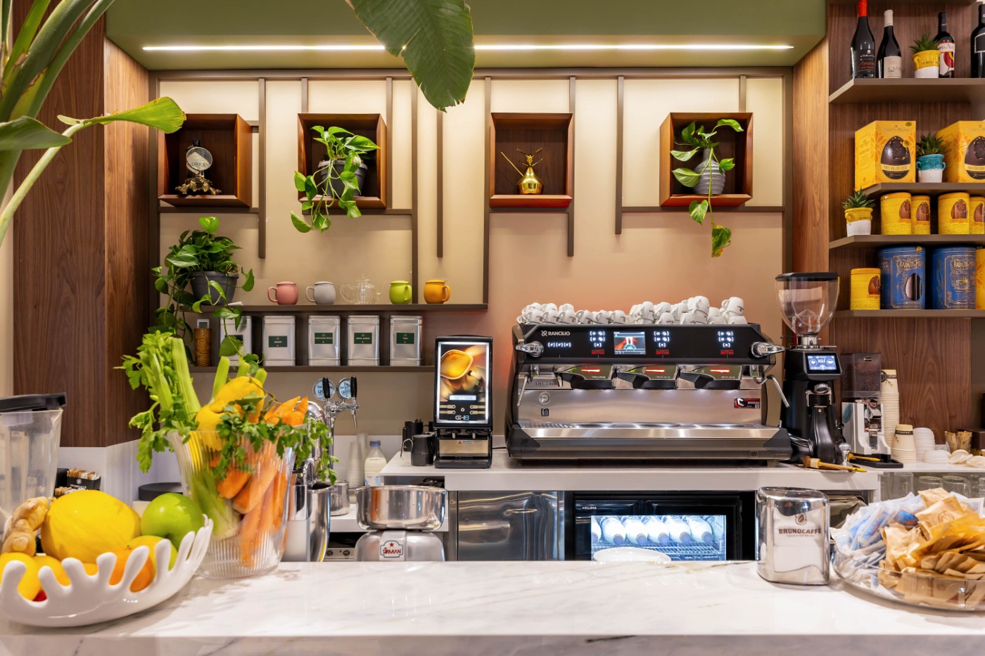 Postazione caffetteria con macchina espresso e banco