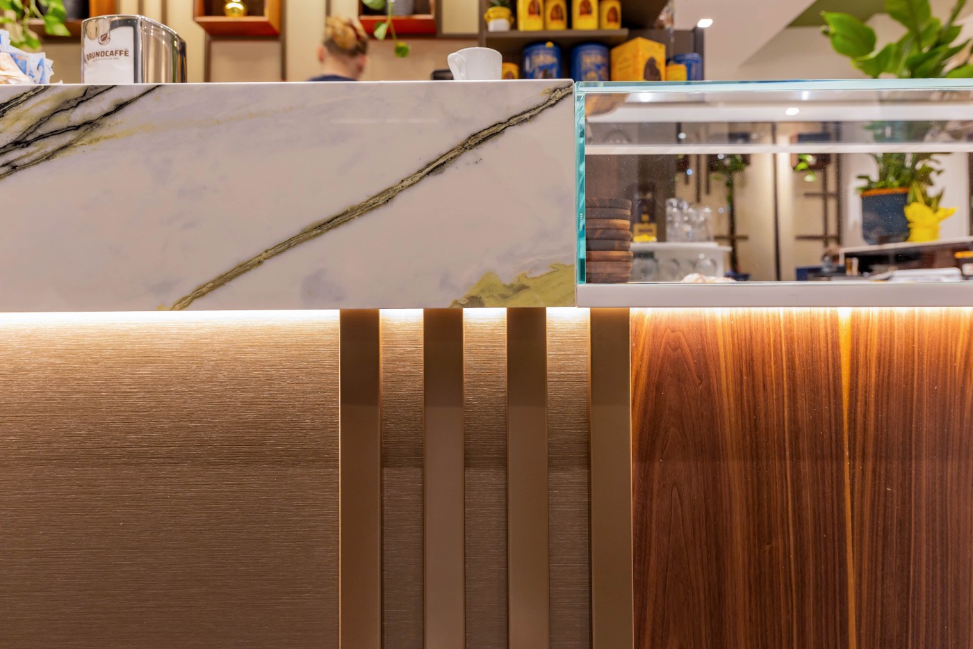 Composizione di dettagli del bancone e finiture del bar