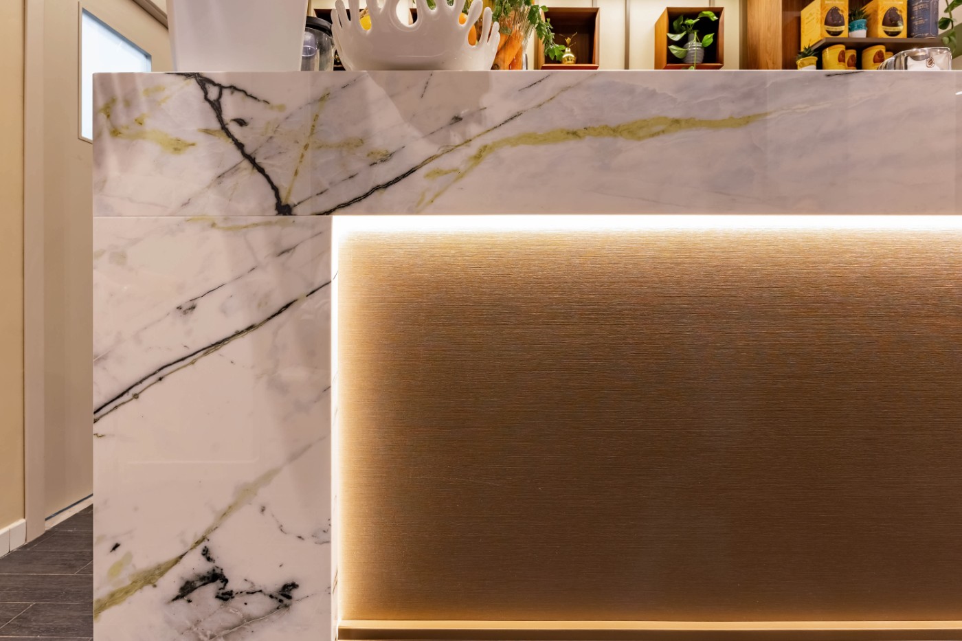 Dettaglio del bancone in marmo con luce led
