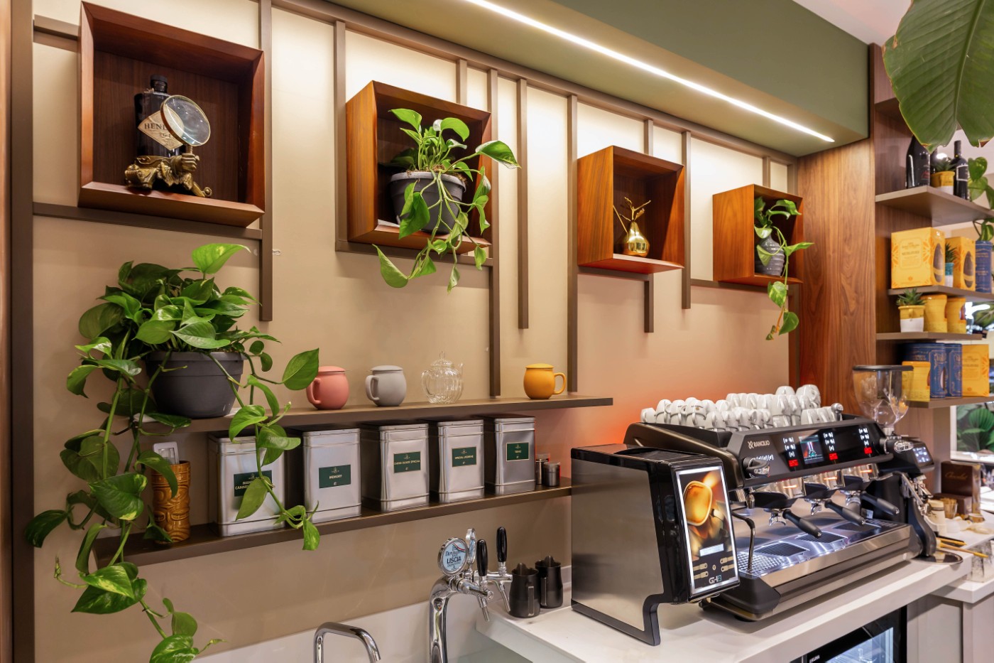 Caffetteria del bistrot con macchina espresso e mensole