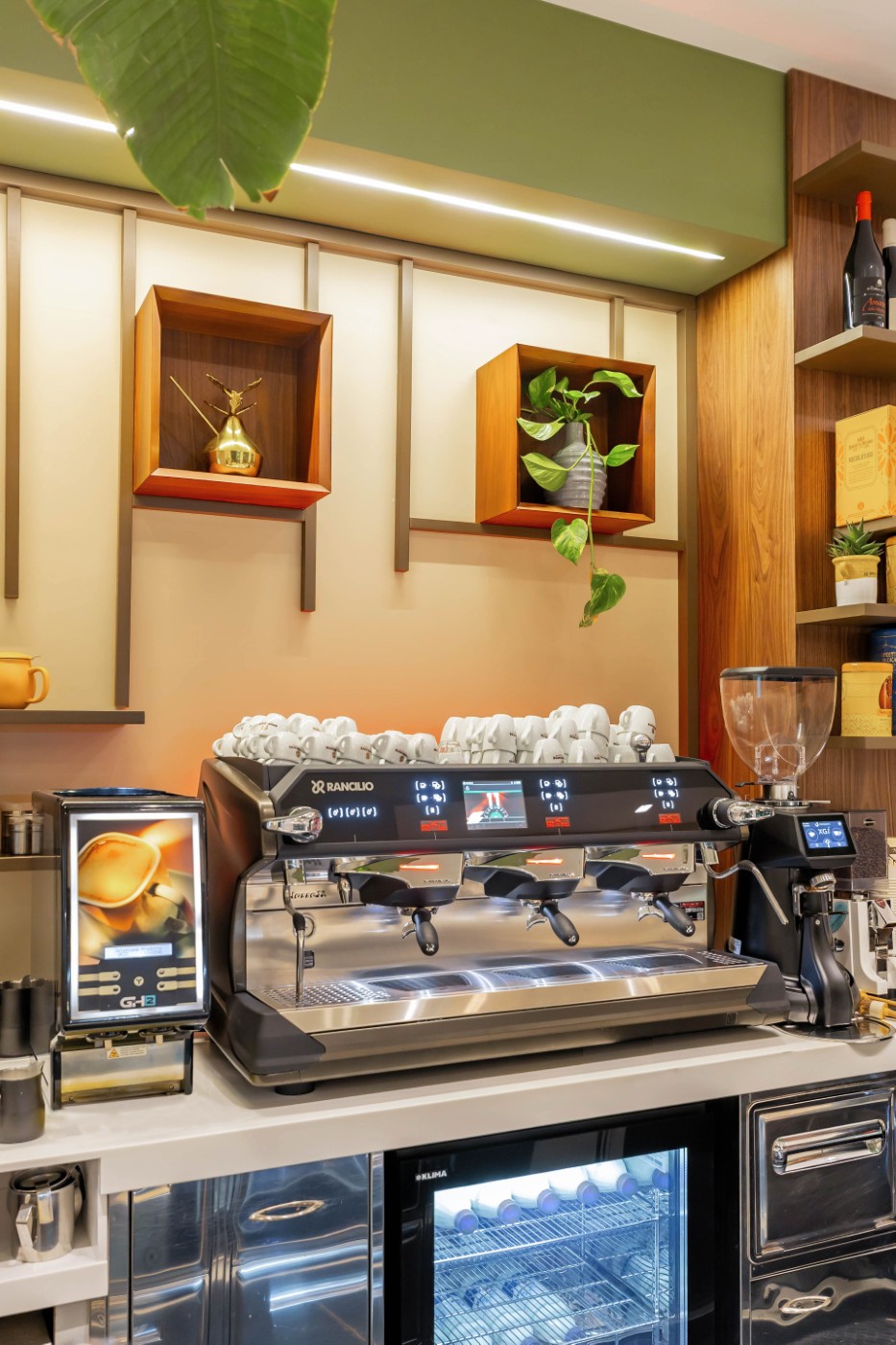 Primo piano della macchina espresso e area caffetteria