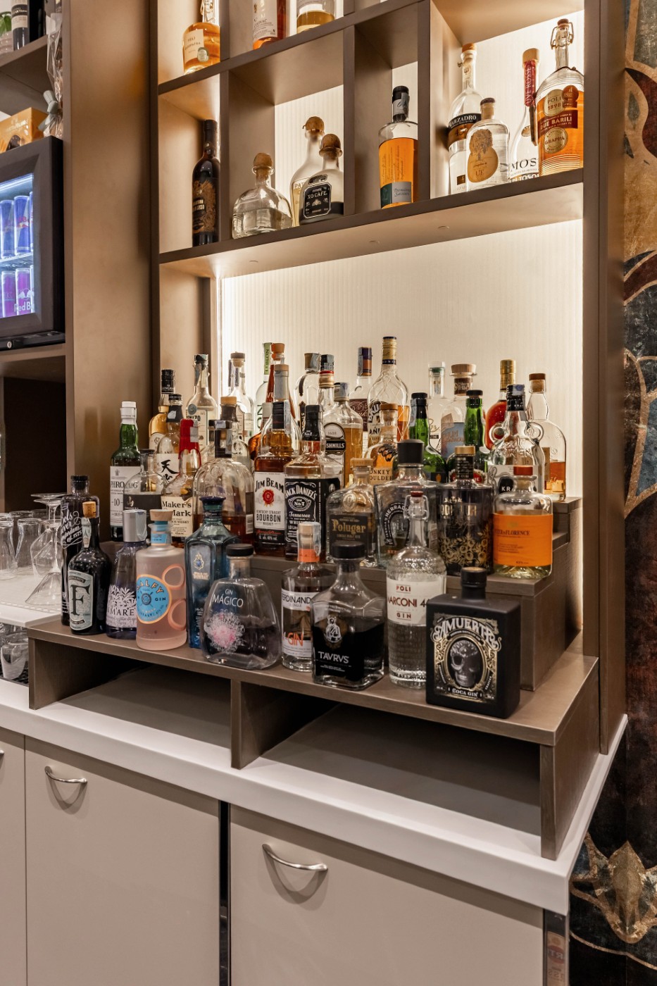 Selezione di bottiglie esposte sul retro bar