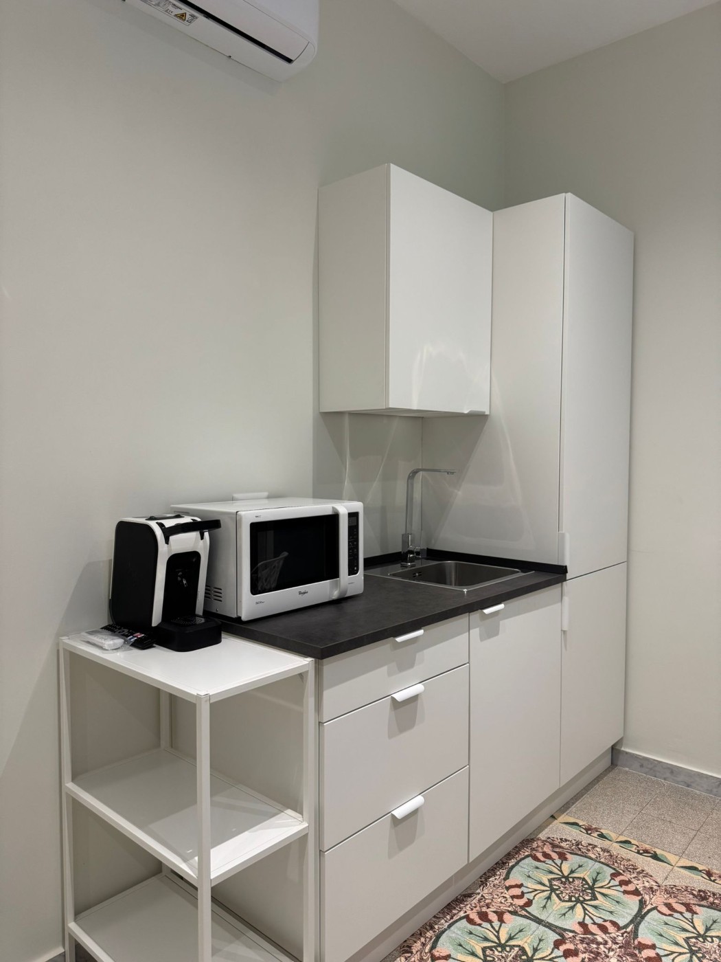 Angolo cucina con microonde, tostapane e lavello