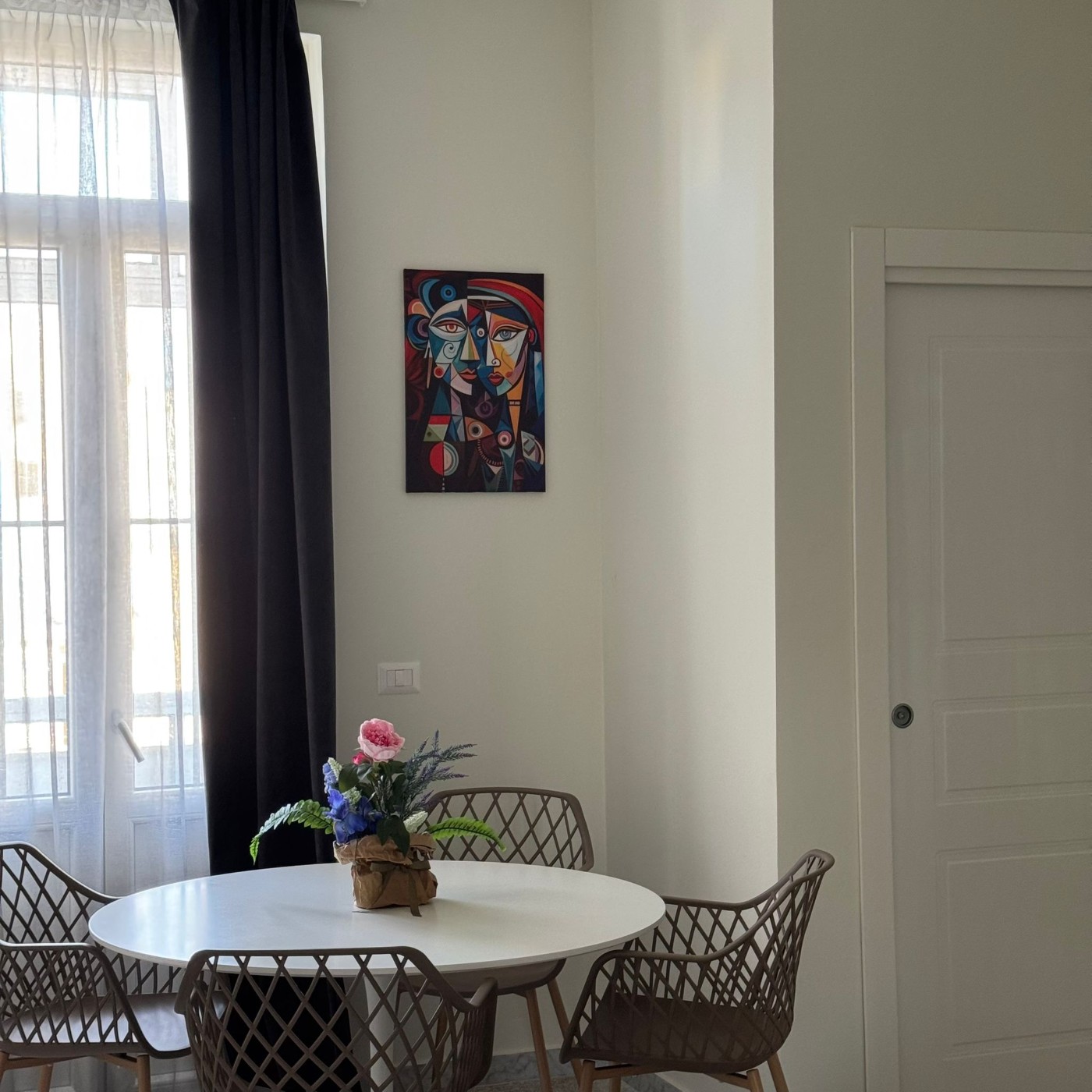 Zona pranzo con tavolo rotondo vicino alla finestra