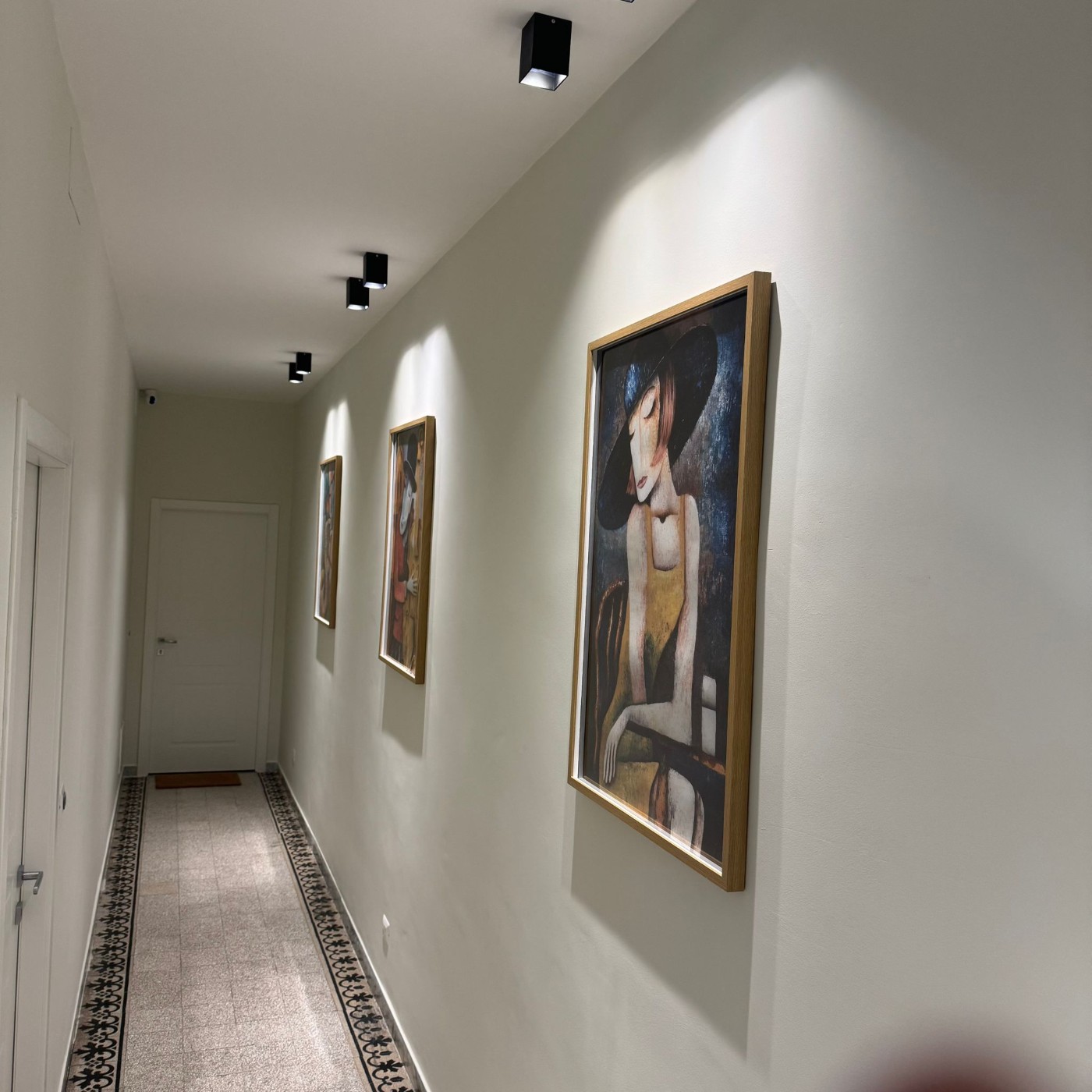 Corridoio lungo della struttura con opere d'arte alle pareti