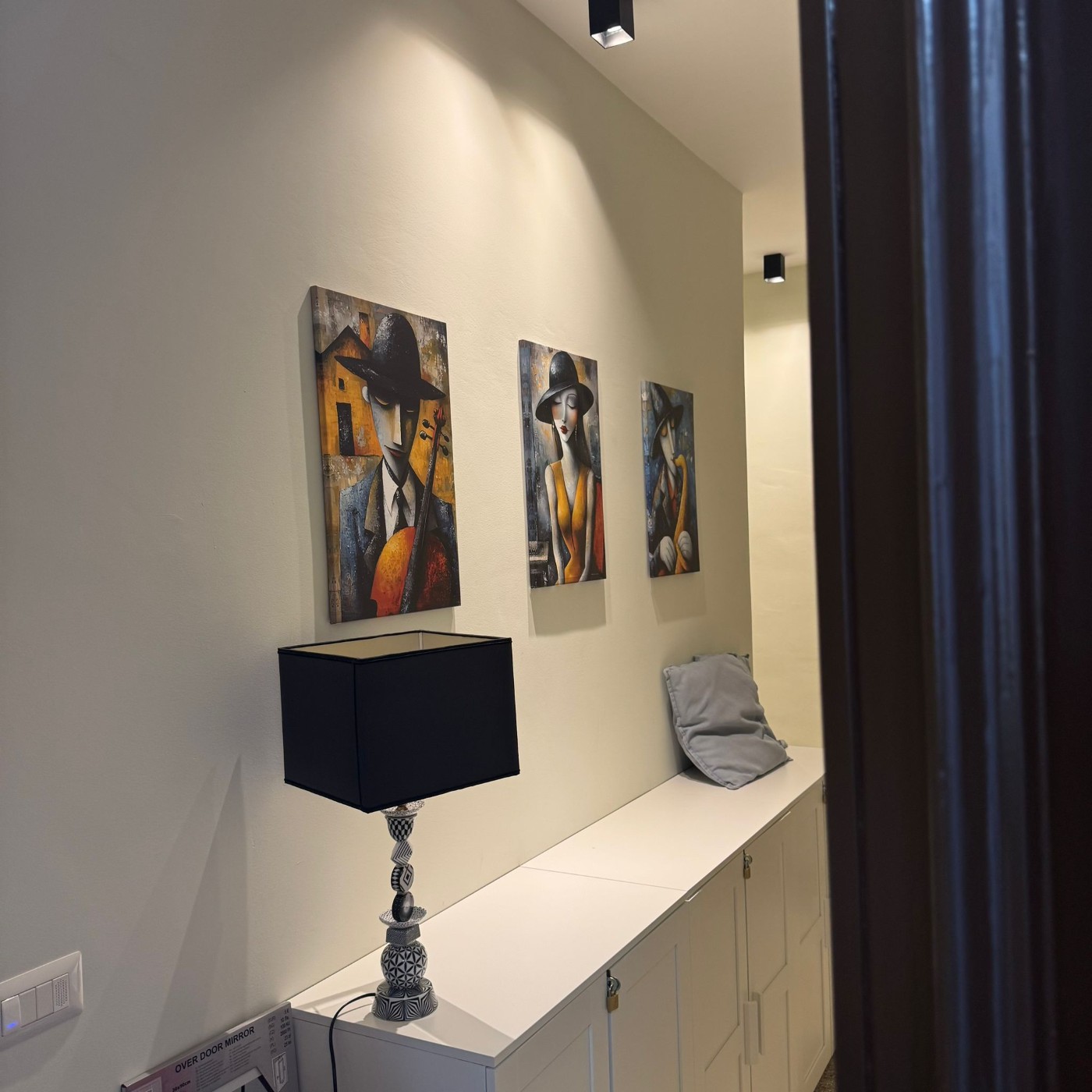 Corridoio con quadri e lampada decorativa