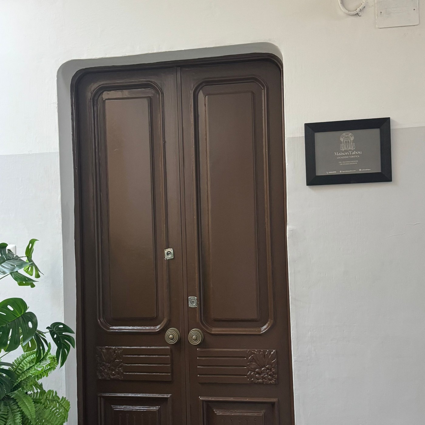 Portone d'ingresso della struttura Maison Tabou